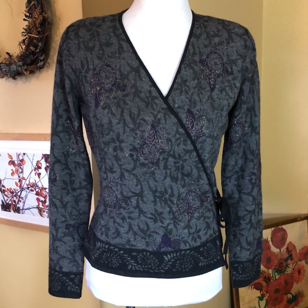 Vtg JONES NEW YORK Size Small P
100% Lana Merino Wool True Wrap Floral Metallic